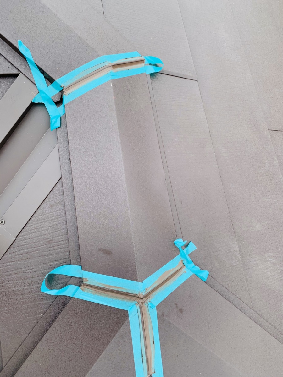 棟板金にマスキングテープを貼っている様子