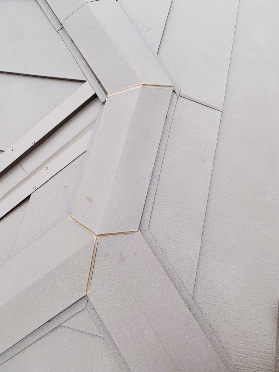 コーキングした棟板金