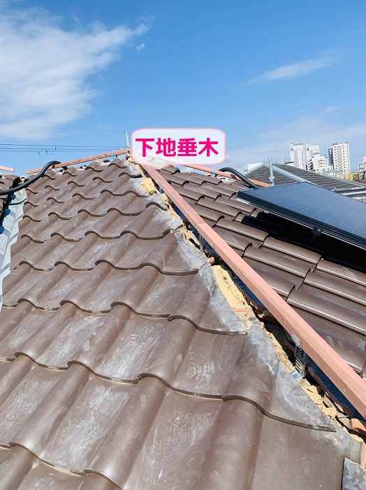 加古郡播磨町での乾式自在面戸を用いた棟瓦取り直しで下地垂木取り付け