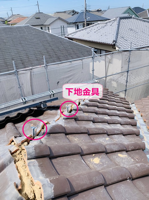 加古郡播磨町での棟瓦取り直しで下地金具取り付け
