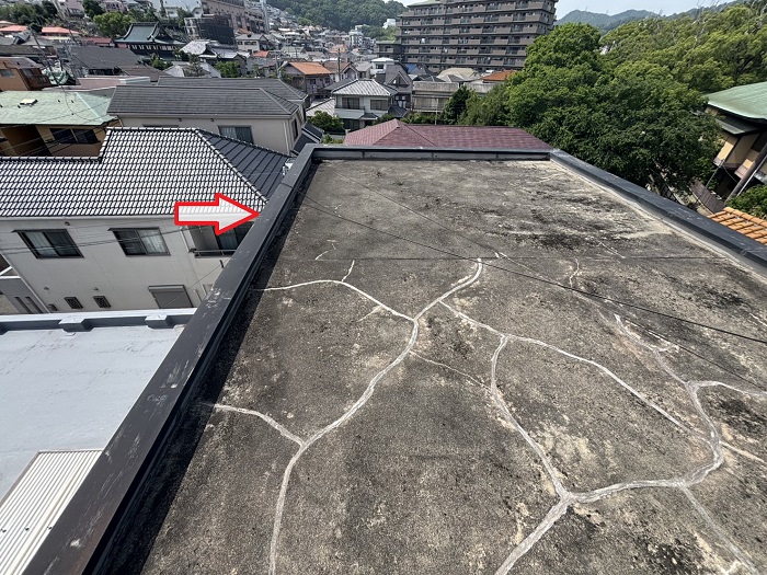 神戸市長田区で陸屋根パラペットの笠木を交換する前の様子