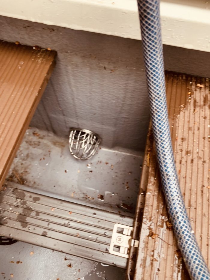 ベランダの排水にネットを付けた様子