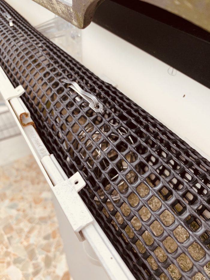 仕上がった落ち葉除けネットの様子