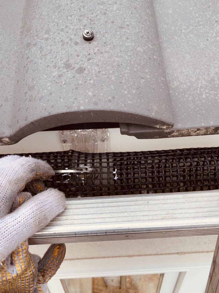 落ち葉除けネットを取り付けている様子