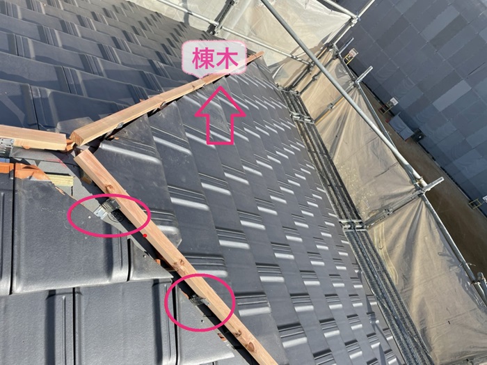 神戸市長田区の屋根改修工事で棟木を取り付けている様子