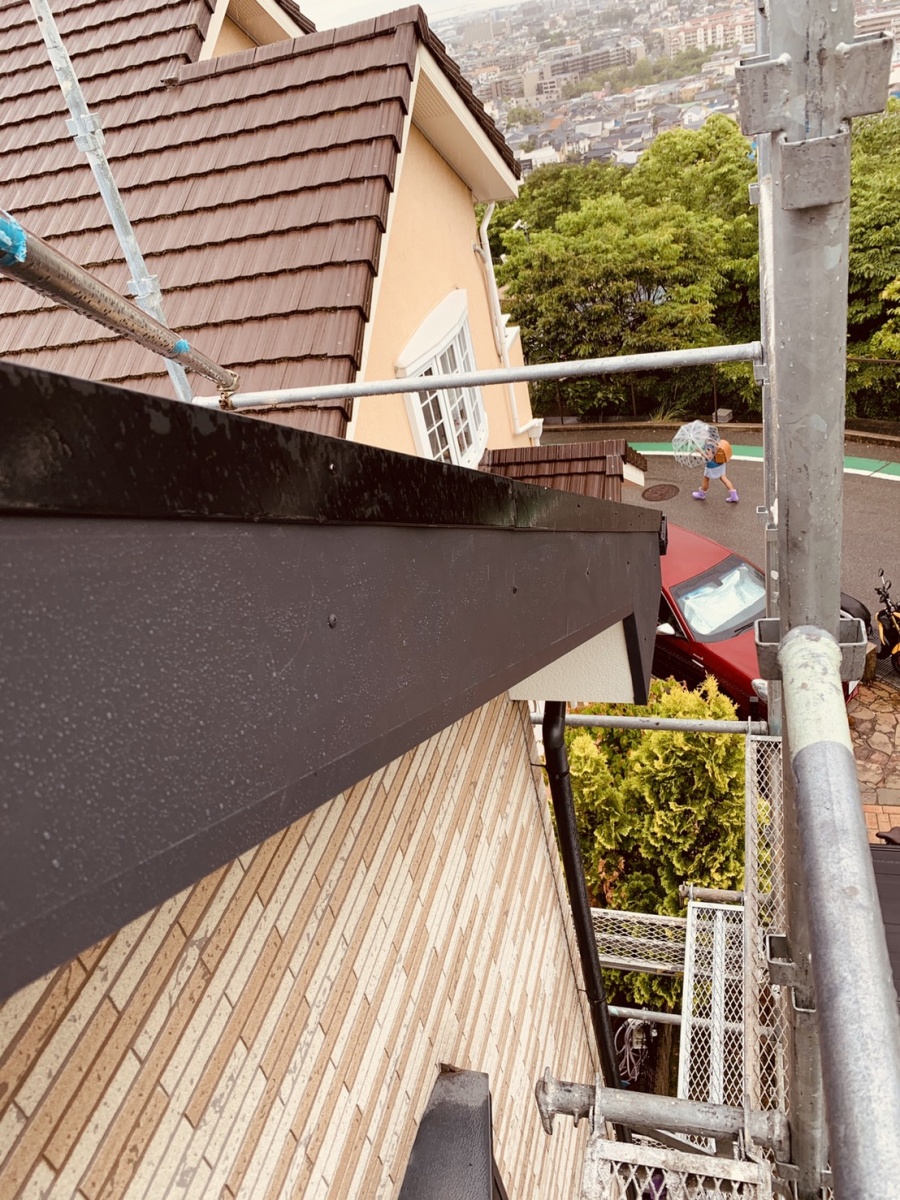 破風板板金を取り付けた様子