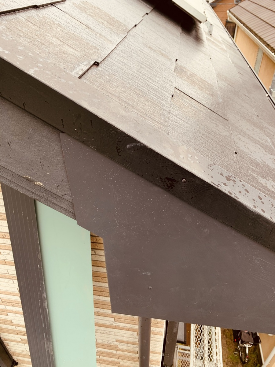 破風板にガルバリウム鋼板を貼っている様子