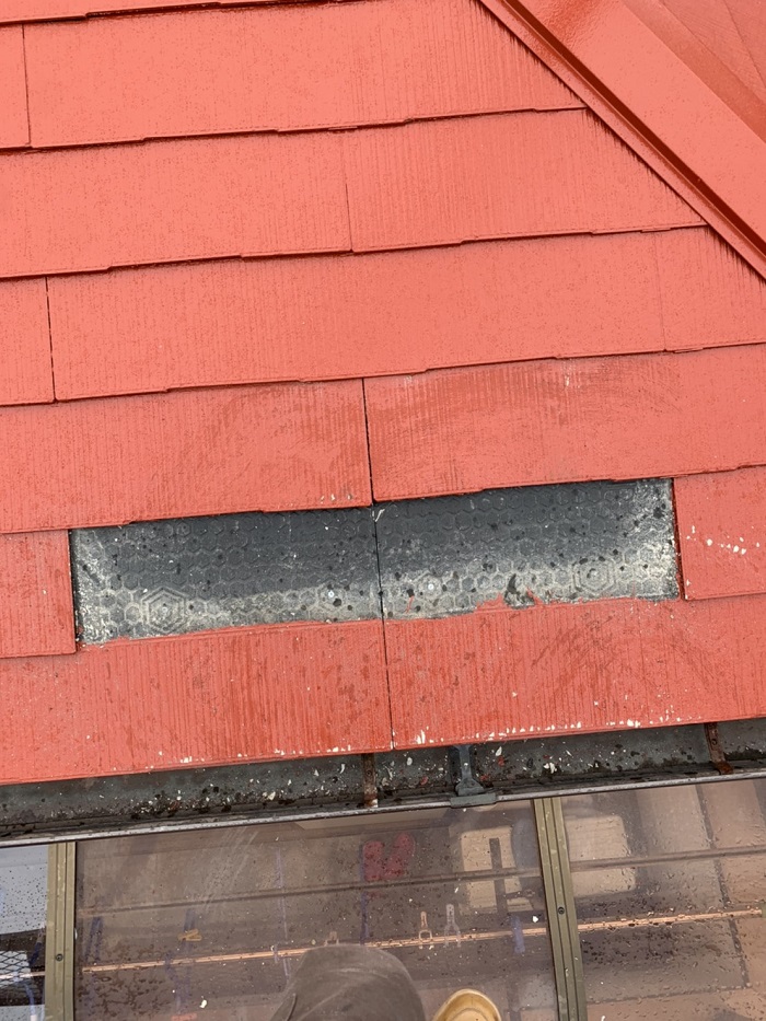 スレート屋根補修でひび割れたスレート屋根を撤去した様子