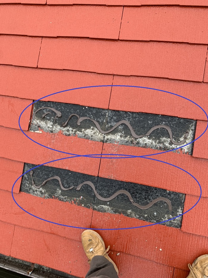 スレート屋根を接着させるためにコーキングを塗った様子