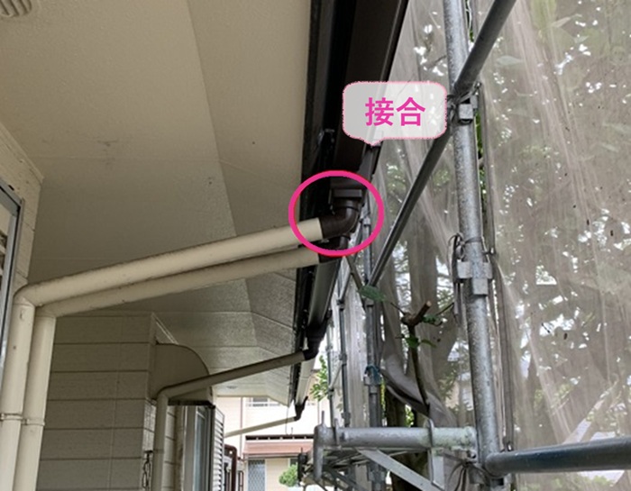 雨樋の漏れ修理で集水器と既存の竪樋を接合している様子
