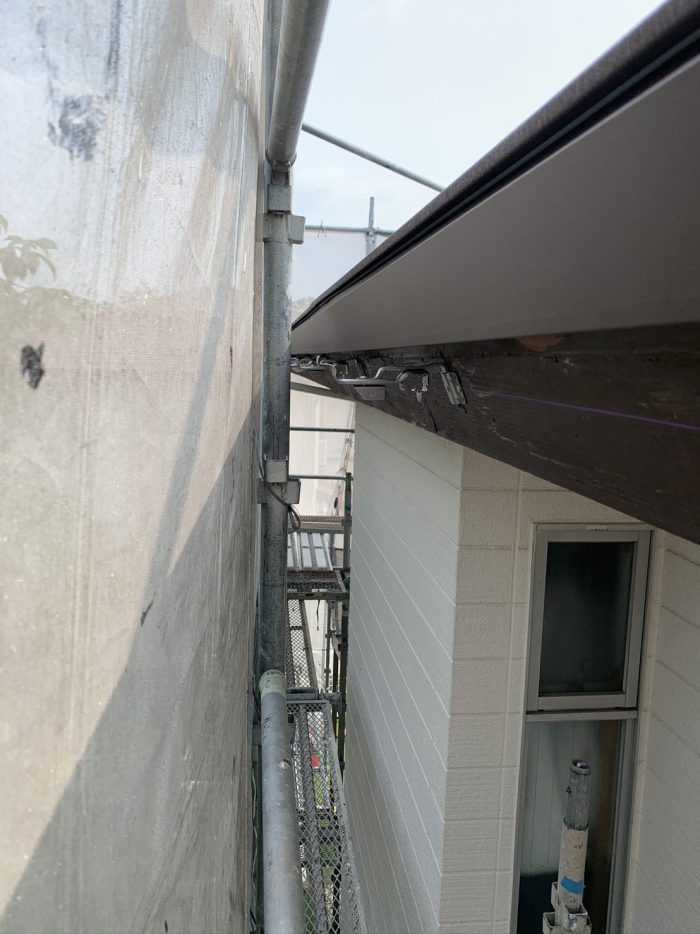 金具を付けている様子