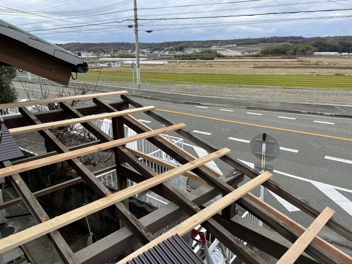 ガレージの屋根と外壁の下地を補強