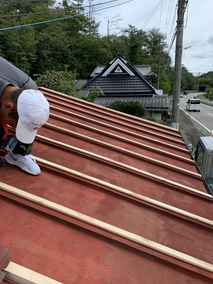 トタン屋根リフォームで垂木を取り付けている様子