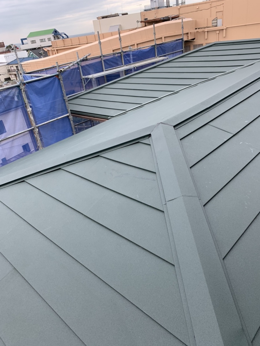 大屋根をカバー工法で仕上げた様子