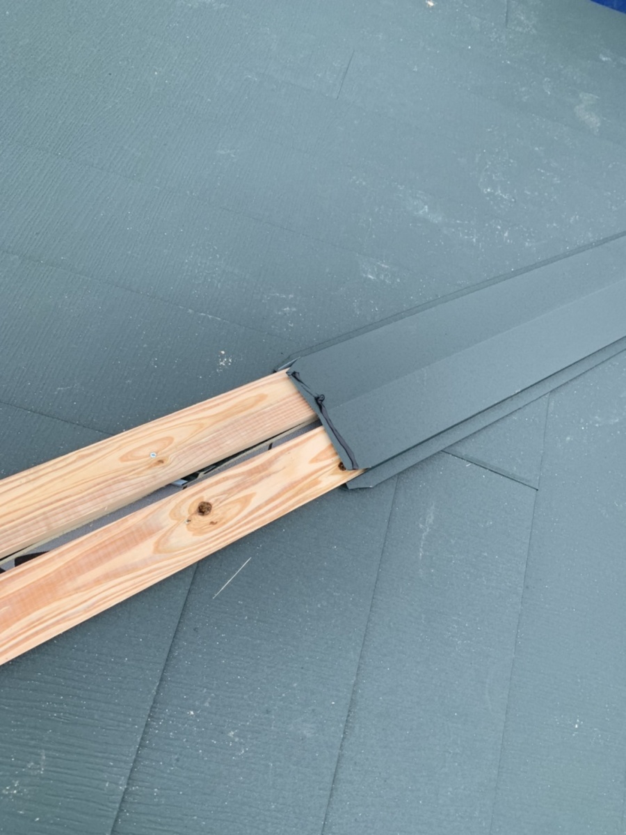 神戸市垂水区での金属屋根葺きで棟板金を取り付けている様子