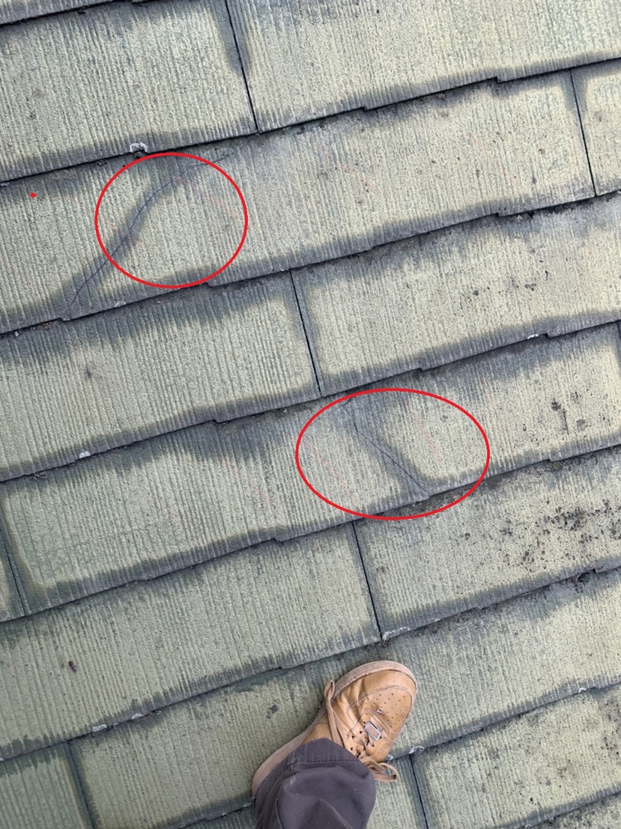 神戸市垂水区での屋根塗装前のひび割れたスレート屋根