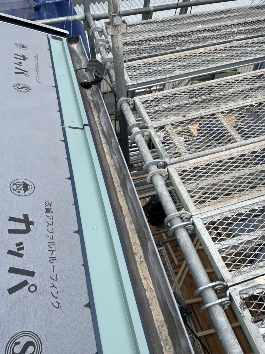 神戸市垂水区で行った屋根工事でスターターを取り付けている様子
