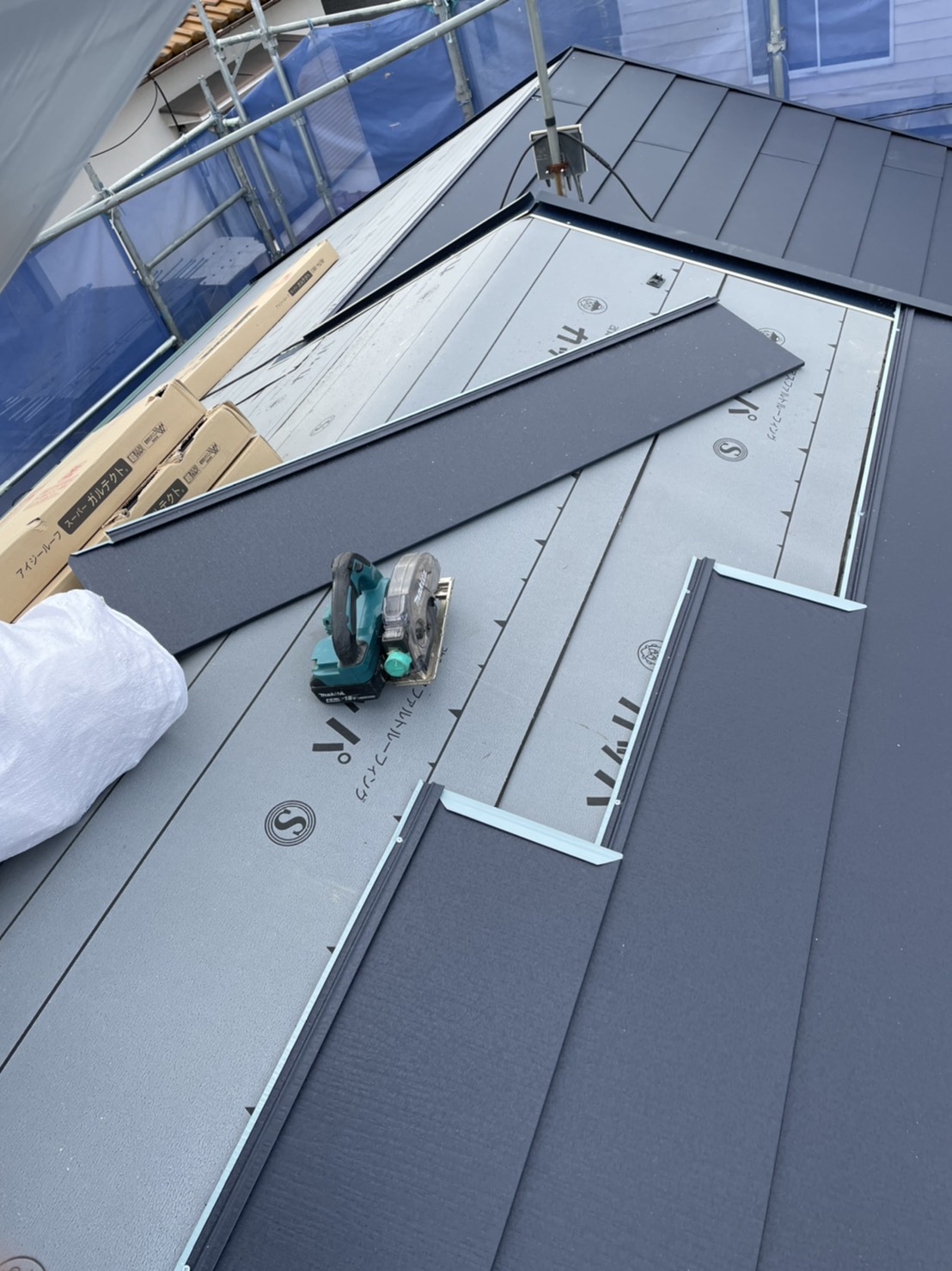 神戸市垂水区で行った屋根工事で屋根材を切断している様子