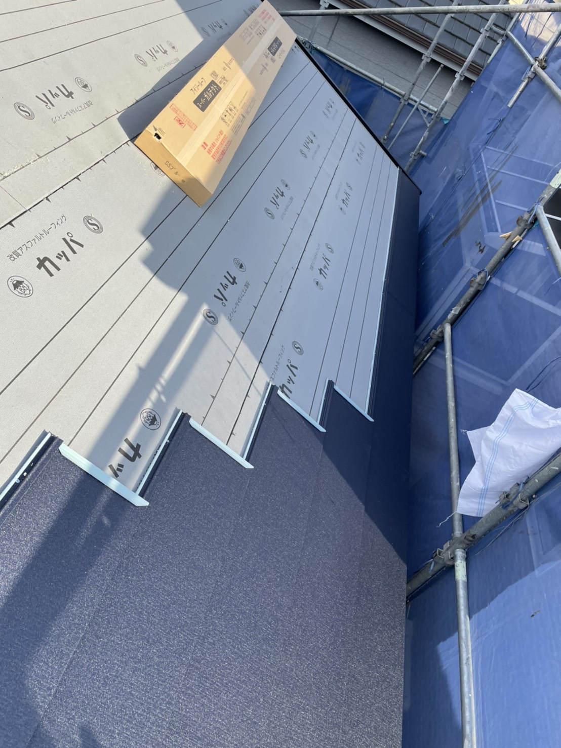 神戸市垂水区で行った屋根工事で屋根材を葺いている様子