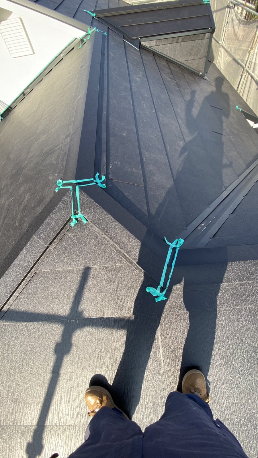 淡路市での屋根リフォーム工事で棟板金を取りつけている様子