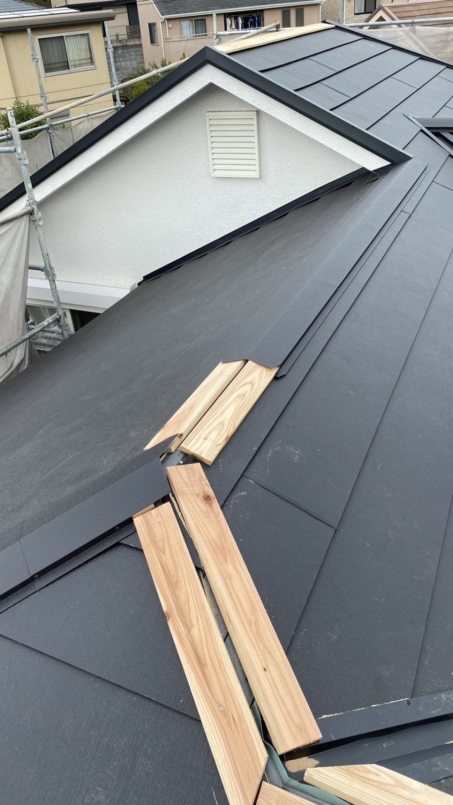 淡路市での屋根リフォーム工事で棟板金を取りつけている様子