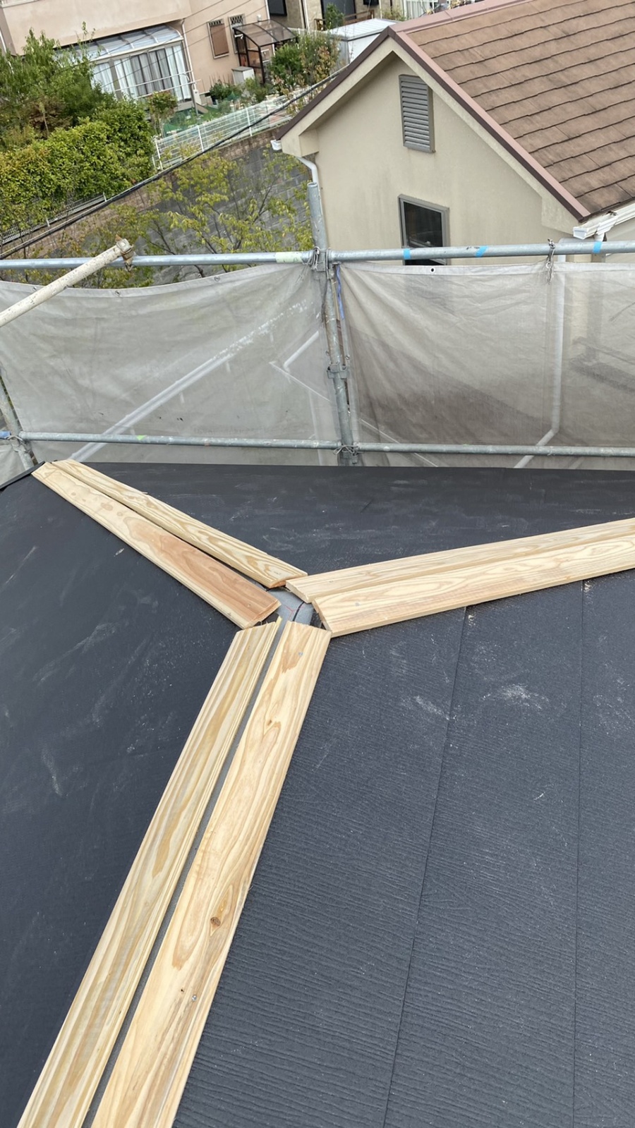 淡路市での屋根リフォーム工事で棟板金を取り付けている様子