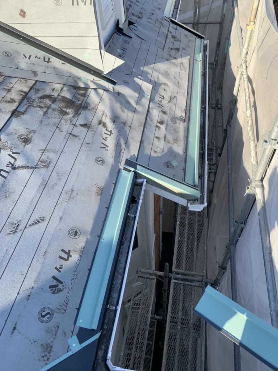 淡路市での屋根リフォーム工事で水切りを取り付けている様子