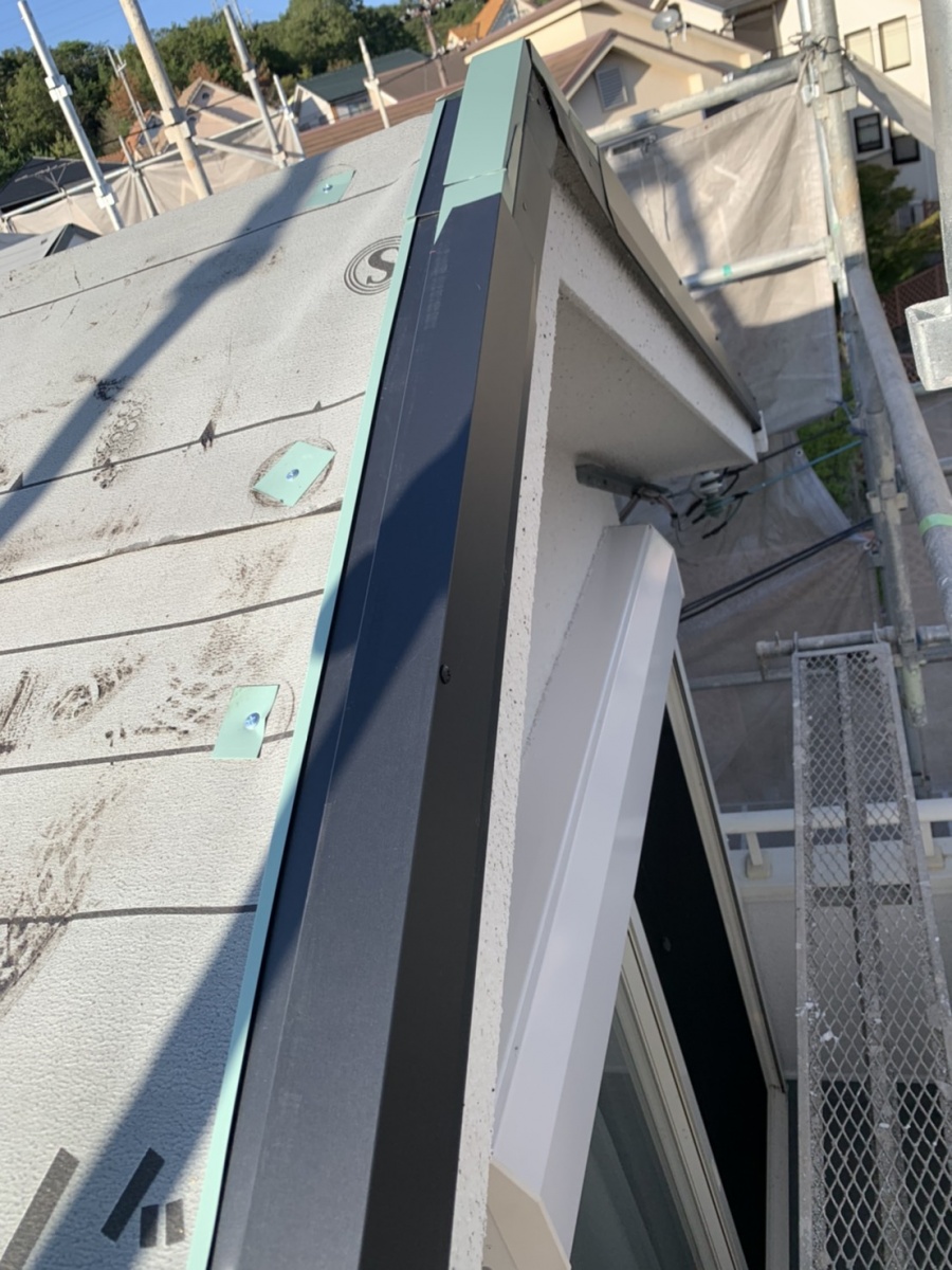 淡路市での屋根リフォーム工事で水切りを取り付けている様子