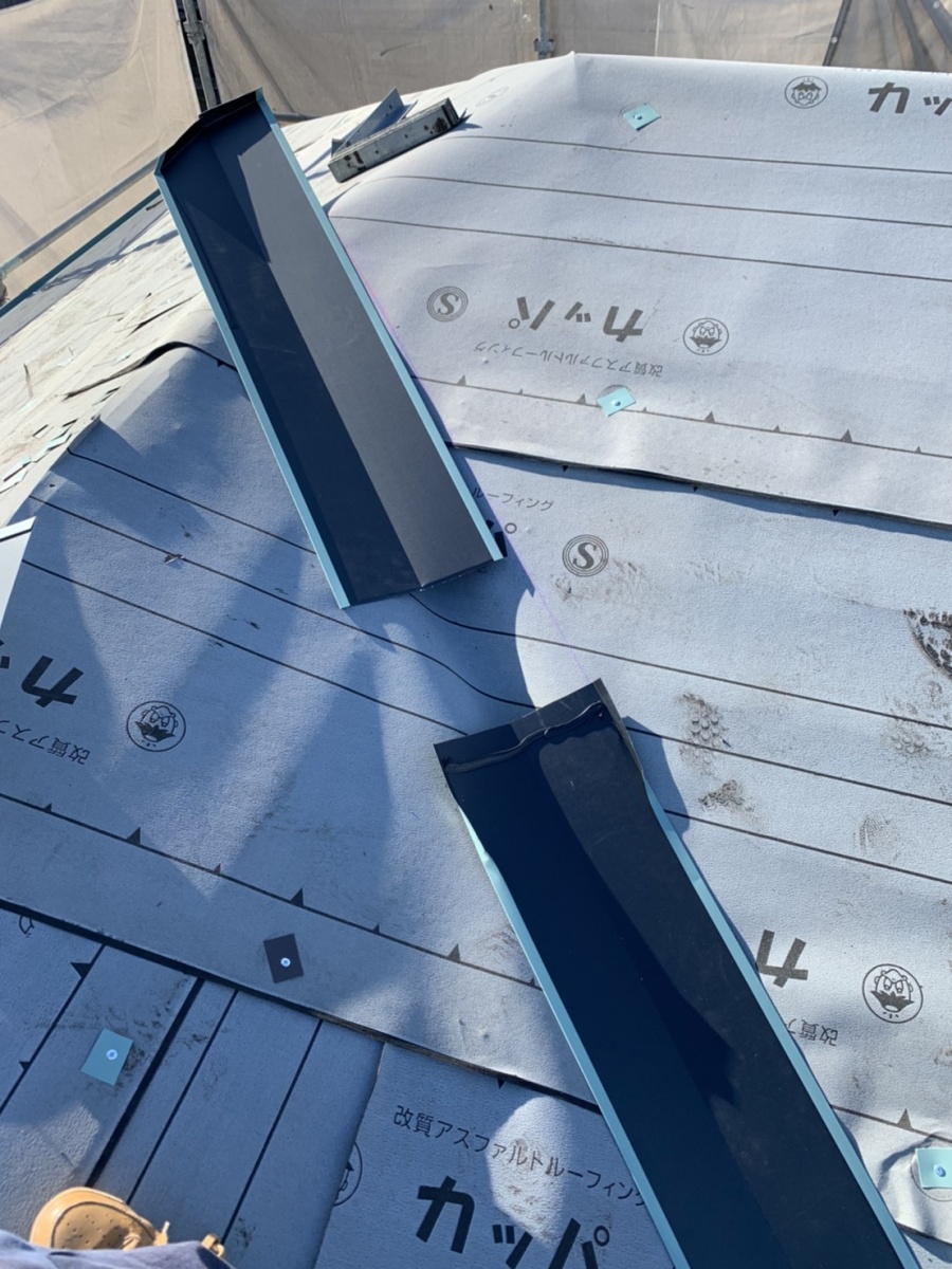 淡路市での屋根リフォーム工事で水切りを取り付けている様子