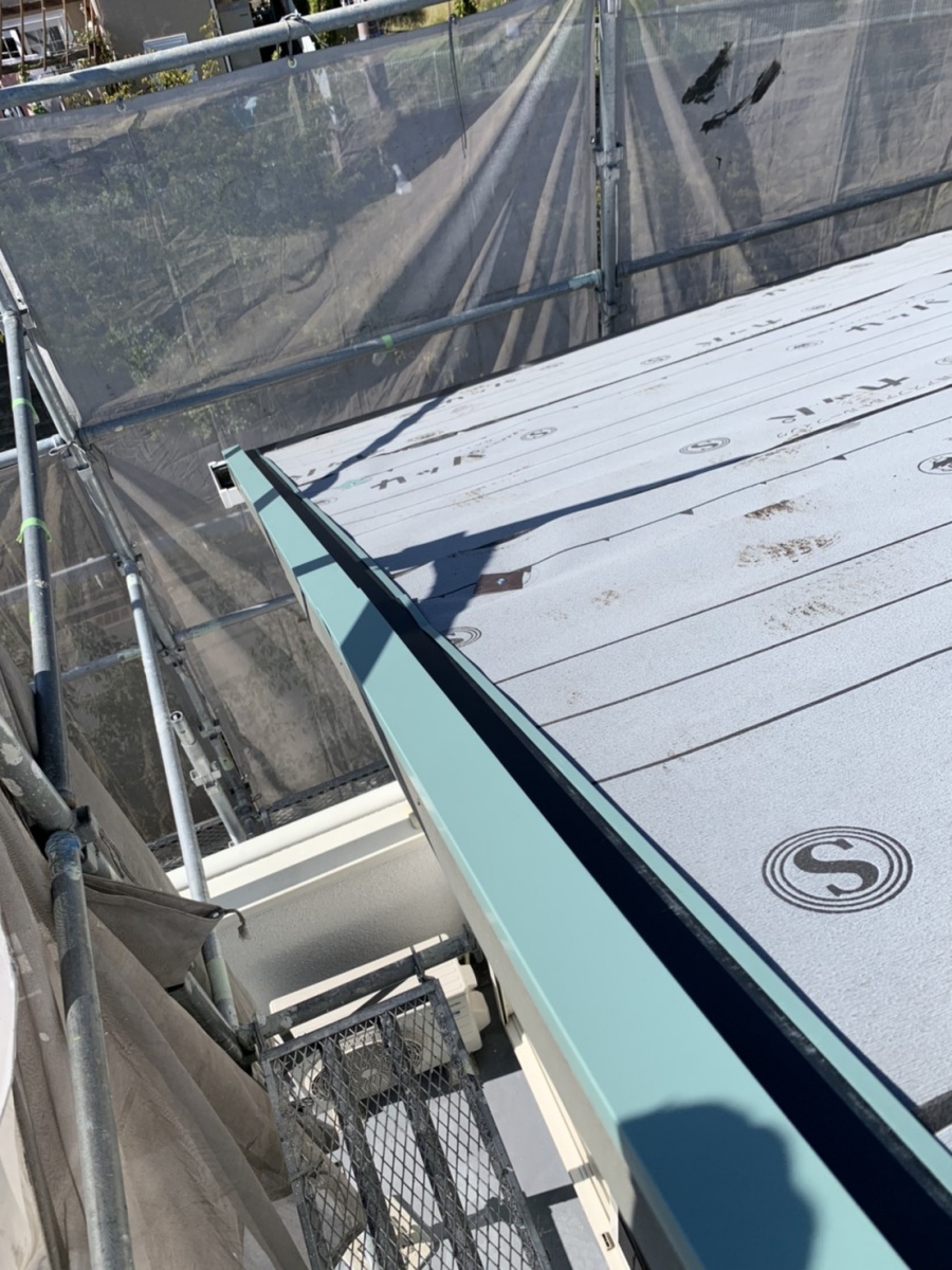 淡路市での屋根リフォーム工事で水切りを取り付けている様子