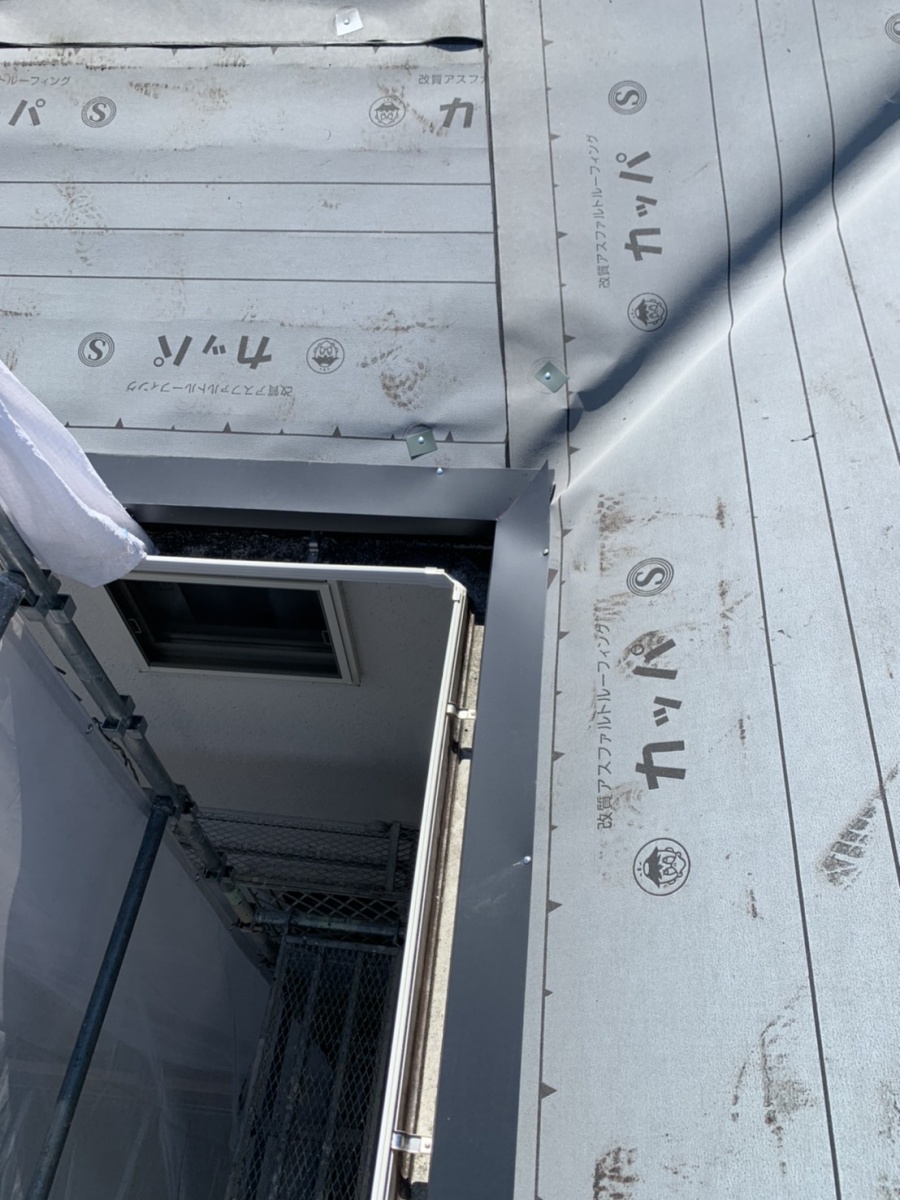 淡路市での屋根リフォーム工事で水切りを取り付けている様子