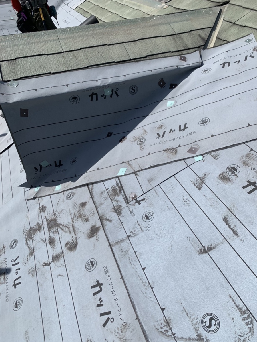 淡路市での屋根リフォーム工事で防水シートを貼っている様子