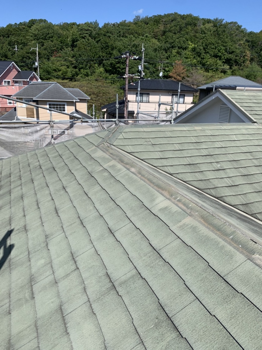 淡路市での屋根リフォーム工事で棟板金を撤去している様子