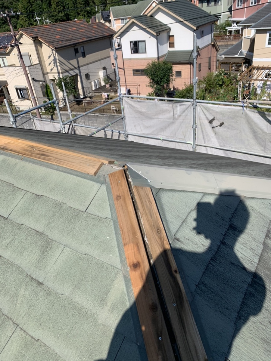 淡路市での屋根リフォーム工事で棟板金を撤去している様子