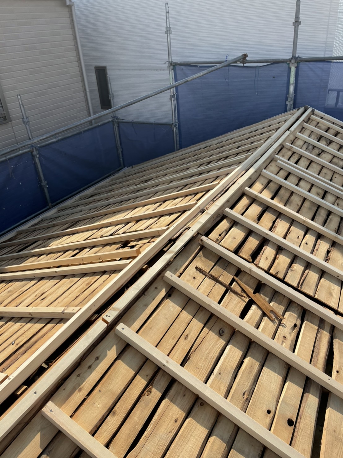 三木市での屋根葺き替え工事「通気工法」で垂木を取り付けている様子