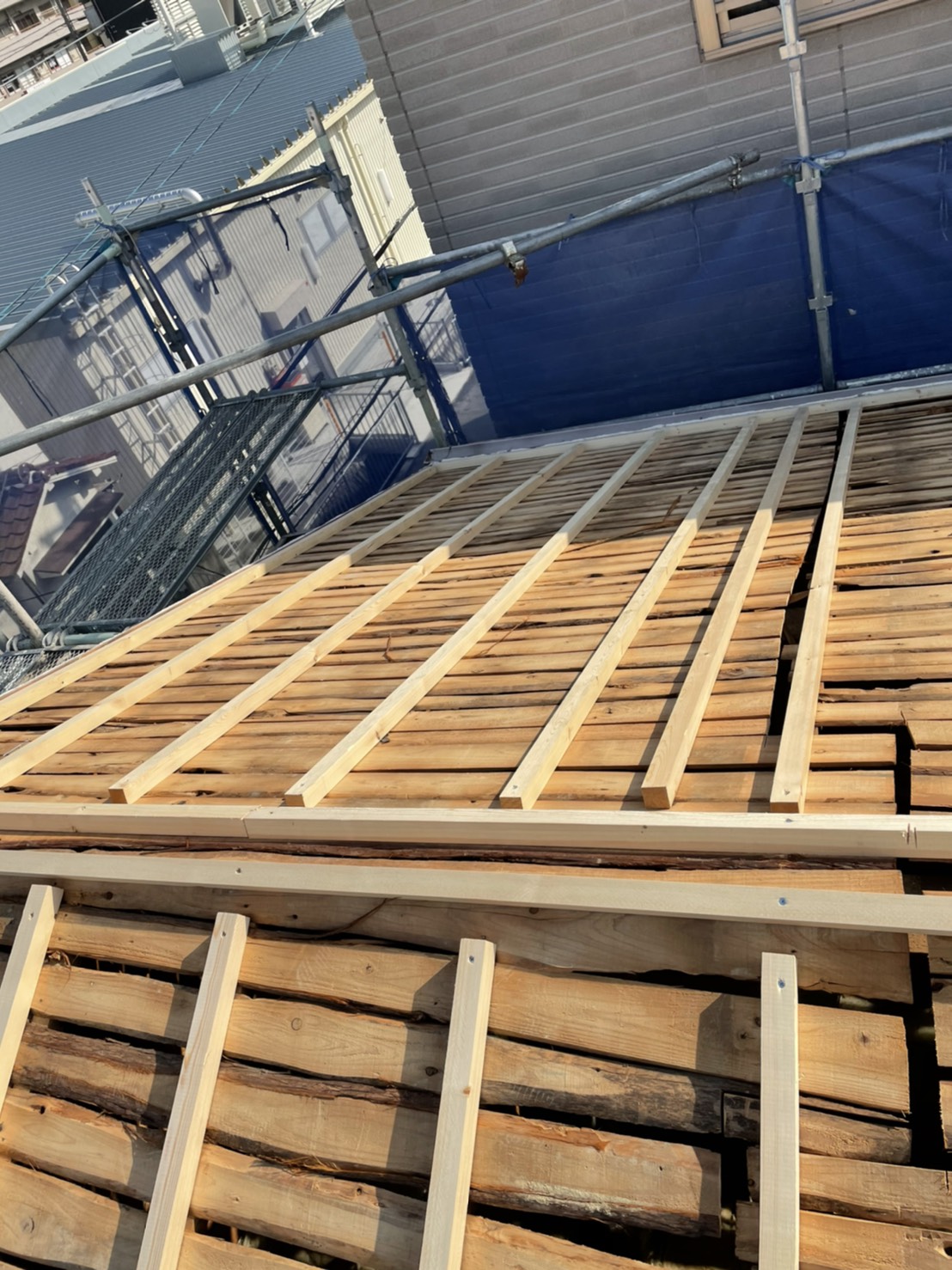 三木市での屋根葺き替え工事「通気工法」で垂木を使用し空気層を作ることで断熱効果が生まれる