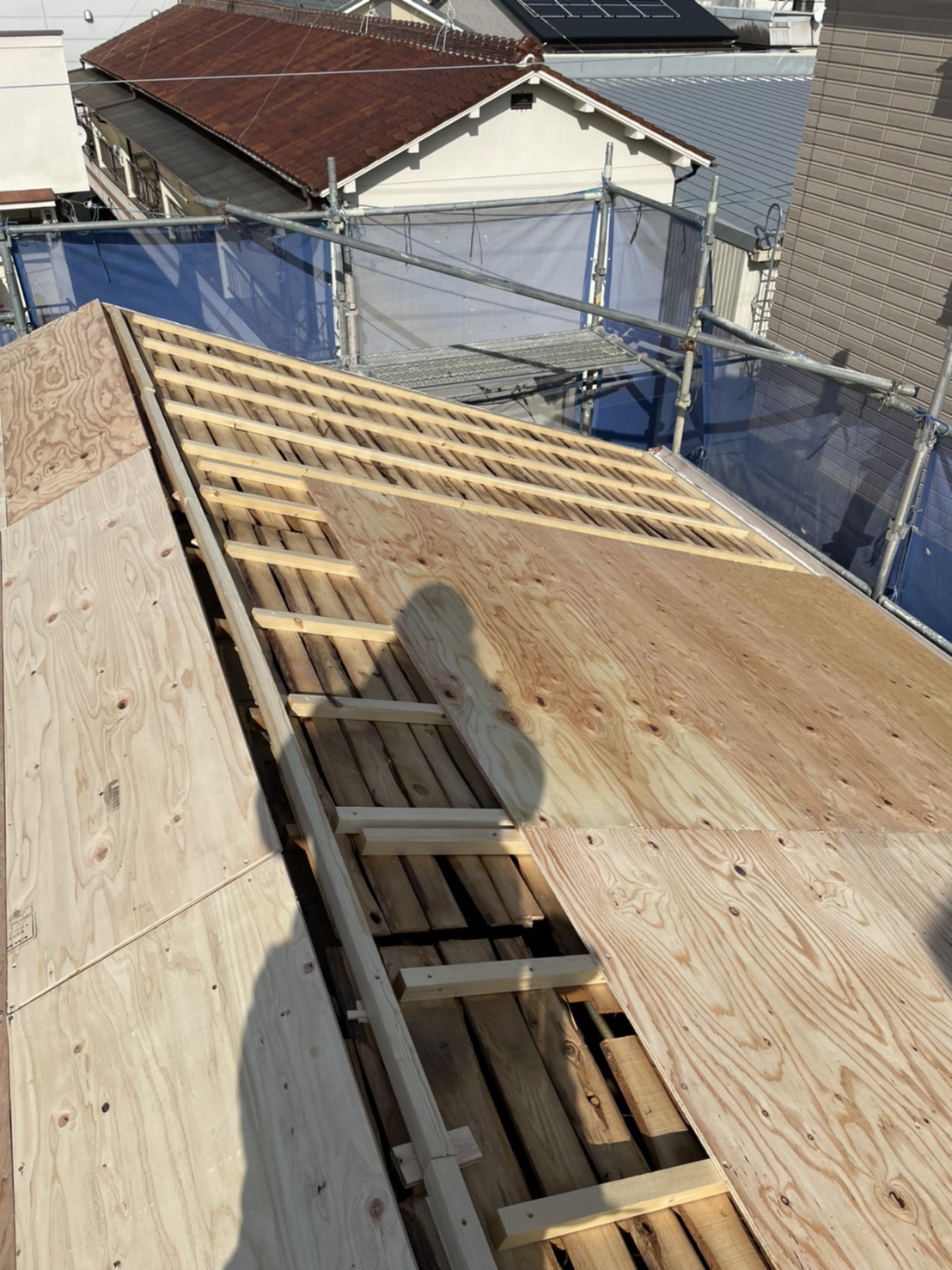 明石市での屋根葺き替え工事「通気工法」で下地用合板を貼っている様子