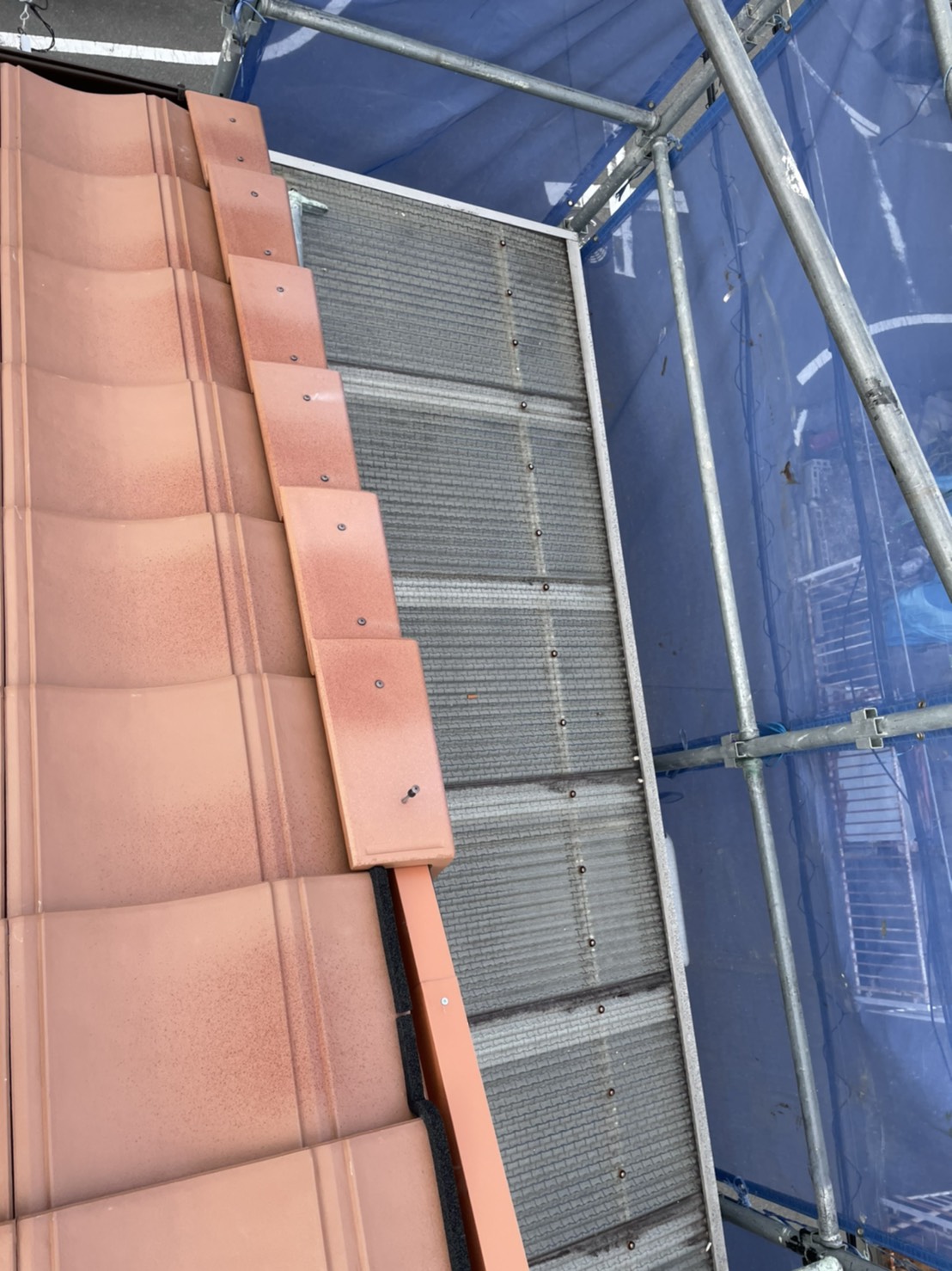 三木市での屋根葺き替え工事でケラバを取り付けている様子