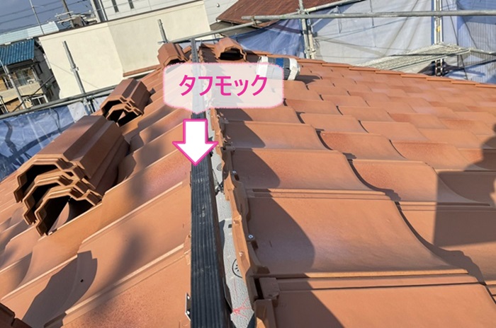 釉薬瓦の貼り替えでタフモックを取り付けている様子