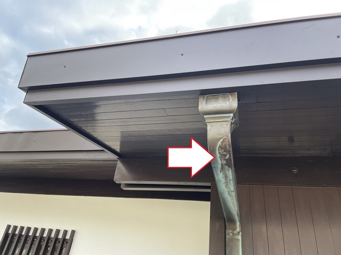 大屋根から取り付けられている銅板の竪樋は手作り