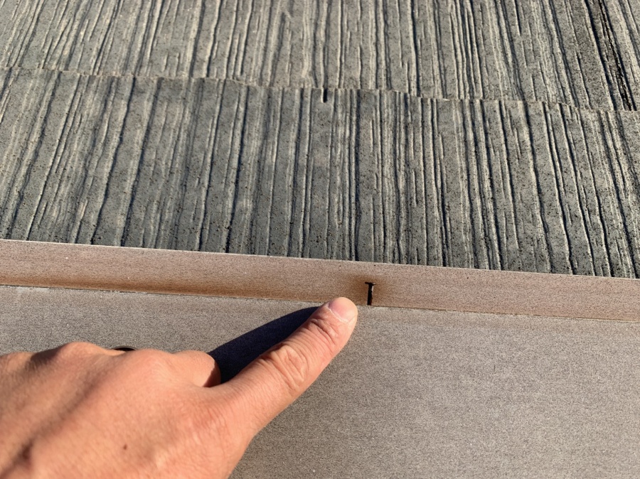 淡路市でのスレート屋根点検で釘が浮いている様子