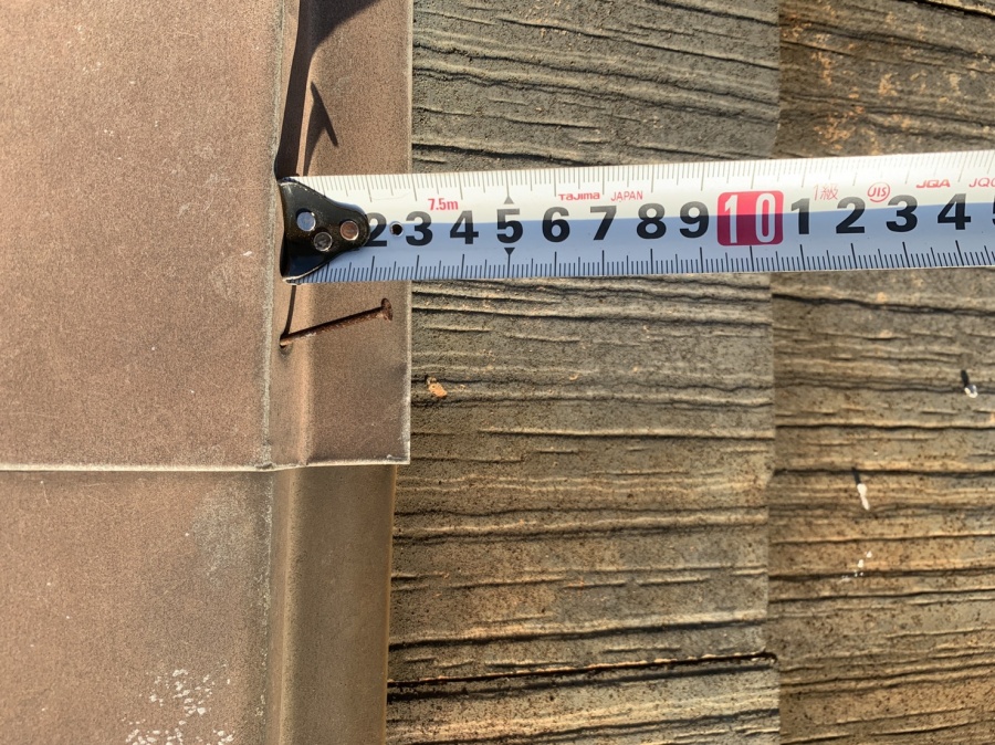 淡路市でのスレート屋根点検で釘が浮いている様子