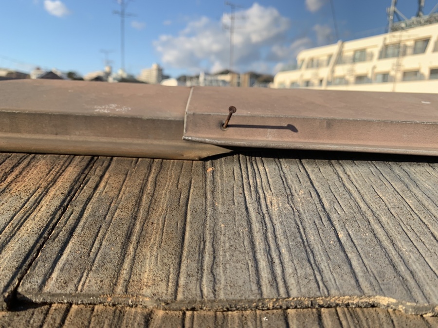 淡路市でのスレート屋根点検での棟板金の様子