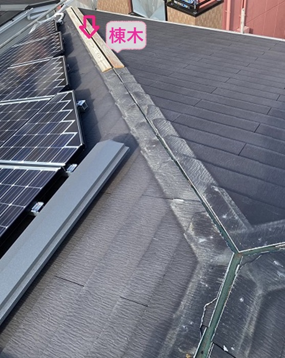 神戸市灘区の屋根補修工事で棟木を取り付けている様子