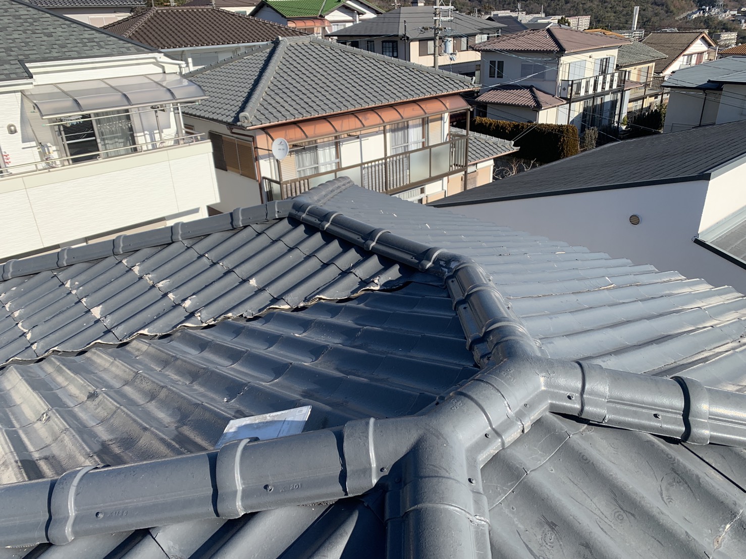 神戸市北区で屋根葺き替え工事を行う積水瓦Ｕの様子