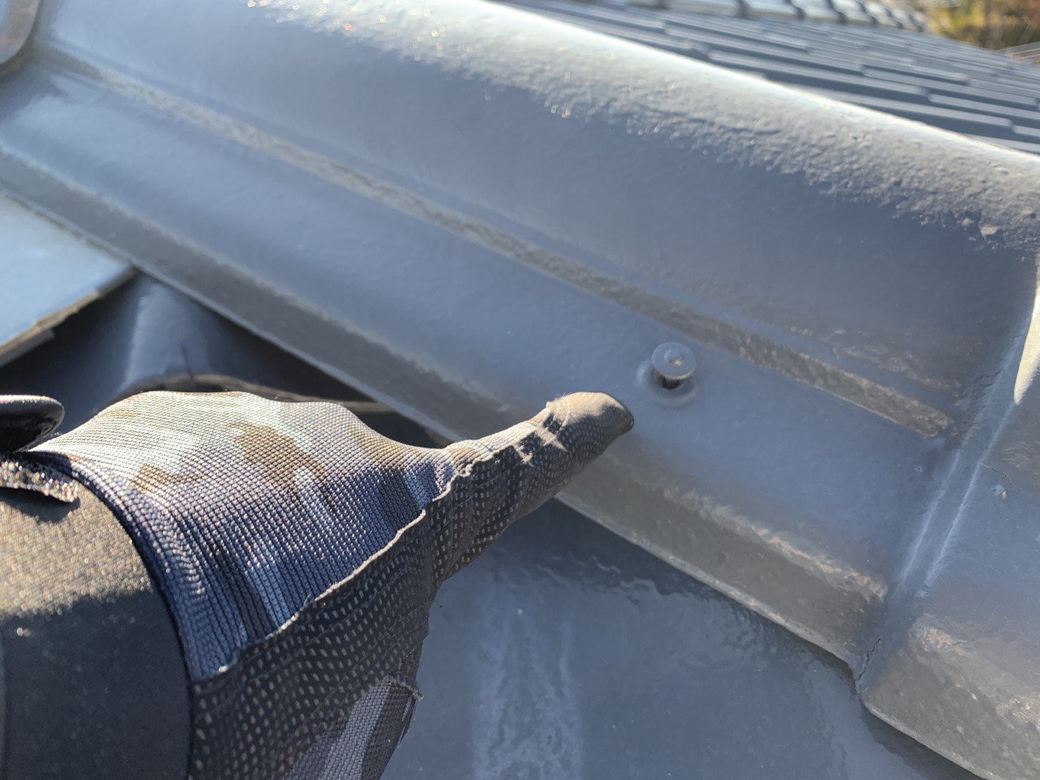 積水瓦Ｕの棟瓦を固定している釘が浮いている様子