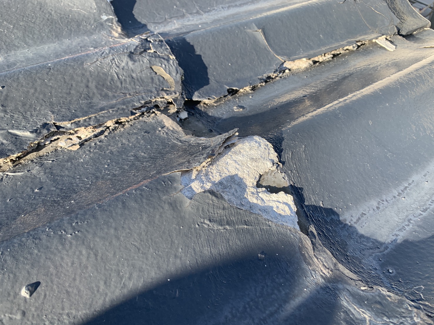 表面が剥離した積水瓦Ｕ