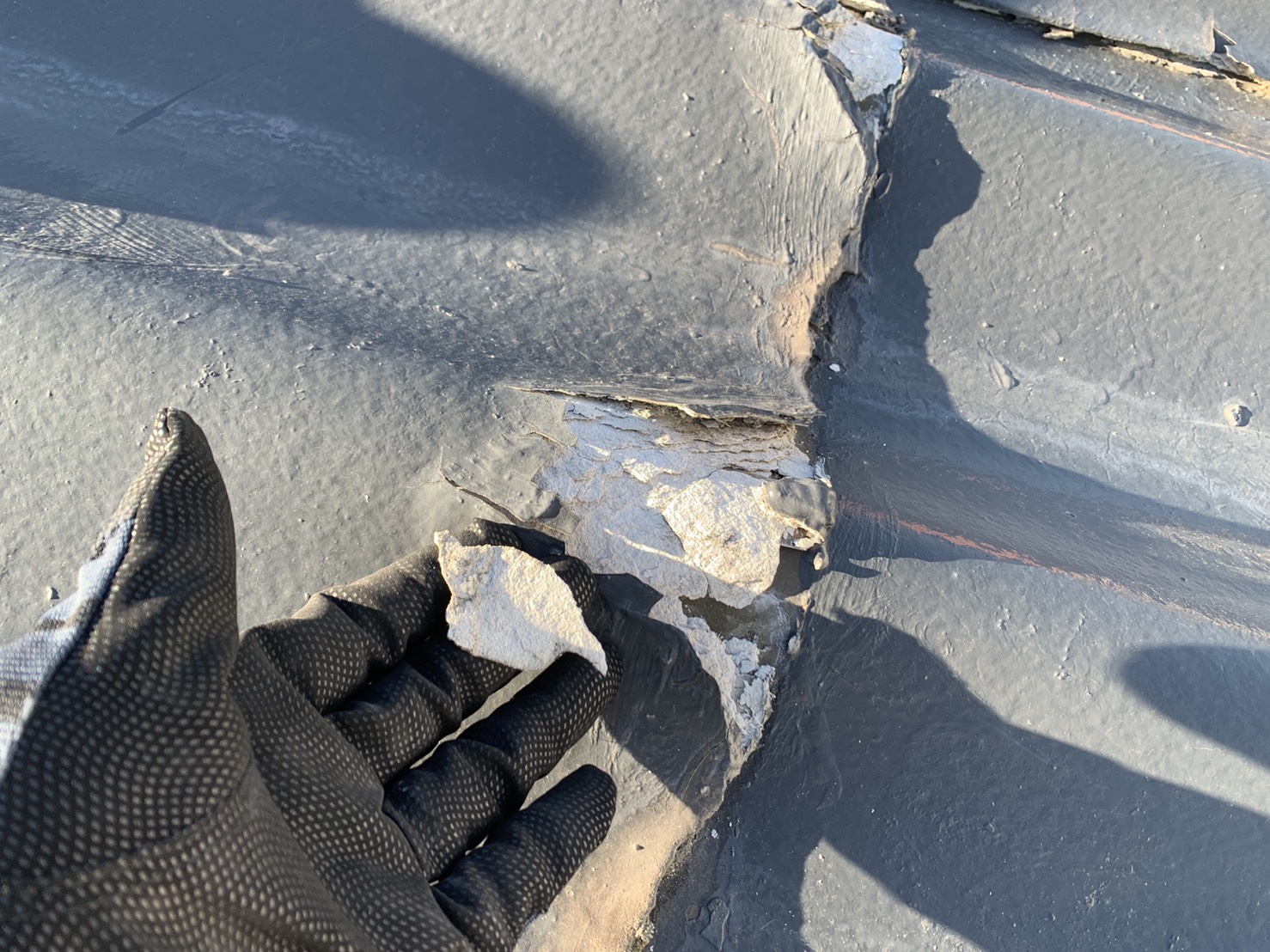 表面が剥離して散らばっている積水瓦Ｕの破片