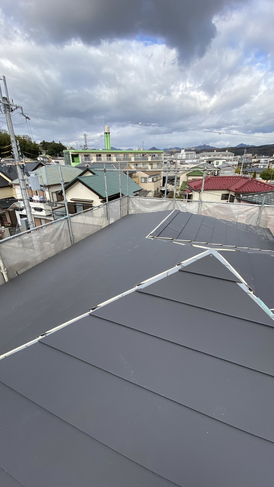 三田市での断熱効果を高める瓦屋根葺き替え工事で屋根を全て葺き終えた様子