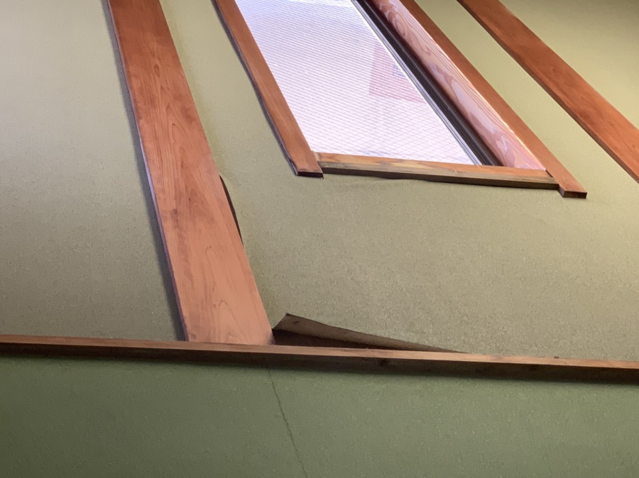 神戸市須磨区での屋根工事無料見積もりで室内のクロスが剥がれている様子